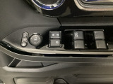 電動格納式リモコンドアミラーと、パワーウィンドウスイッチ等は運転席ドアにあります。