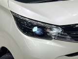 【LEDヘッドライト】悪天候や夜間走行時も良好な視界を確保し安心して運転できる高輝度LEDヘッドライトを装備!点灯速度が早く、消費電力も抑えられています。