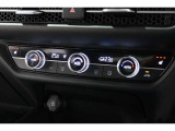 運転席と助手席の温度設定の変更が可能な左右独立タイプのデュアルエアコンです♪♪♪暑がりな人・寒がりな人も誰もが車内を快適にお過ごしいただけます♪♪♪