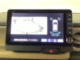 バックギアに入れますとご覧のような画像に自動的に切り替わります。車庫入れ時に役立ちます。