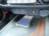 フロントセンタートレイは携帯電話のワイヤレス充電器となっています!