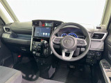 運転席まわりです。 各操作スイッチは使いやすい位置に配置されてます。