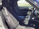 正しい姿勢で運転できるように体幹の腰部をしっかりささえるようデザインされているシートです。素材、シート形状を研究することでフィット感を高めつつ、優れた快適性を実現しています。