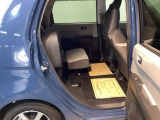 シートをはね上げれば、高さのある荷物も積めます。