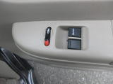 パワーウィンドウのスイッチ。運転席にいながら窓を開け閉めのコントロールできますよ。