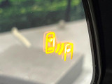【ブラインドスポットモニター】走行中、ドアミラーの死角になりやすい箇所に後続車が接近するとサイドミラーのレンズに警告を表示!ドライバーに注意喚起をしてくれます。