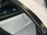 【ブラインドスポットインフォメーション】走行中に、斜め後ろの車を検知すると、ドアミラーのマーク点灯にてお知らせします。
