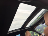 【パノラマルーフ】大型のガラスルーフ搭載で車内の解放感が一気にアップ!開放的なドライブをお楽しみいただけます。