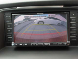 カラーで後方映像をモニターに映し出してくれるので、ショッピングモールのような狭い駐車場であったとしても障害物を見つけ、楽々駐車することができますね。
