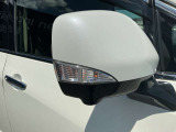ウィンカー内蔵のドアミラーで高級感があります