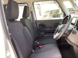 体をしっかり支えるシート形状で、運転姿勢を安定させやすい運転席。アームレスト付きで長時間の運転でも姿勢を保ちやすく、日常使いに配慮された空間です。