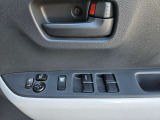 【ウインドウロック】運転席の窓操作部分です。小さなお子様が窓を勝手に開閉することのないよう、運転席以外の窓を操作できないようにするボタンがあります。