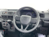 運転席まわりです。 各操作スイッチは使いやすい位置に配置されてます。