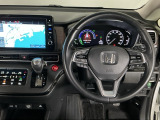 【ハンドル】運転にかかわる様々な操作を安全に行えるように視点移動が少なく操作性に配慮されたスイッチ類が凝縮されたコックピットです。