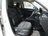 正しい姿勢で運転できるように体幹の腰部をしっかりささえるようデザインされているシートです。素材、シート形状を研究することでフィット感を高めつつ、優れた快適性を実現しています。