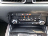 エアコンは運転席と助手席でそれぞれお好みの温度に設定できますので、お二人で乗られる際も快適にお使いいただけます。シートヒーターは3段階で温度を調整頂けます。