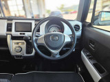 【運転席インテリアデザイン】左右対称のインテリアデザインでドライバーを包み込み運転に集中できるように設計されています。