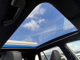 【ガラスルーフ】ガラスルーフ搭載で車内の解放感が一気にアップ!開放的なドライブをお楽しみいただけます。