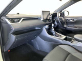 運転席周りのレイアウトをご覧ください。ナビゲーションが綺麗に装着されすっきり収まってますね!