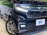 【LEDヘッドライト】悪天候や夜間走行時も良好な視界を確保し安心して運転できる高輝度LEDヘッドライトを装備!点灯速度が早く、消費電力も抑えられています。