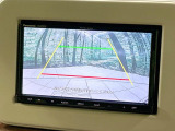 【バックカメラ】駐車時に後方がリアルタイム映像で確認できます。大型商業施設や立体駐車場での駐車時や、夜間のバック時に大活躍!運転スキルに関わらず、今や必須となった装備のひとつです!