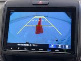 バックカメラの画像です。ガイドラインがスムースな車庫入れをサポートいたします。車庫入れの安心感がアップしますね。