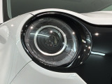LEDヘッドライトは、点灯の瞬間から最大光量を発揮し、突然暗くなるトンネルなどでの安定感を高めます。