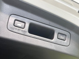【パワーバックドア】スマートキーや運転席のボタンを押すだけでリアゲートが自動で開閉します!荷物を持っている時や、高い位置にあるバックドアを閉める際に便利な機能です♪