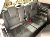 3列目は跳ね上げることにより大きな荷室を作ることが出来ます。