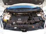 「SKYACTIV-G(ガソリン)」は、規格外の高圧縮を実現し、世界のエンジン技術者に驚きを与えました。さらに、それを維持したままノッキングの発生を抑え、熱効率を向上、走りにも寄与したエンジンです。