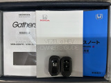 スマートキーは鍵をバッグに入れたままでもドアロックの開閉やエンジンのON・OFFができます。夜間や雨の日も鍵を探さなくて良いので便利です。