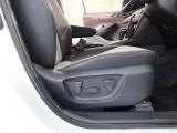 パワーシート搭載。微妙な調整が手軽にでき、ピッタリなポジションで運転することが可能です。