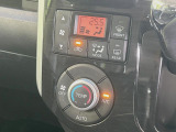 【オートエアコン】一度お好みの温度に設定すれば、車内の温度を検知し風量や温度を自動で調整。暑い&hellip;寒い&hellip;と何度もスイッチ操作をする必要はありません。快適な車内空間には必須の機能ですね♪