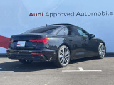 Audiのリヤディフューザーは、車両の後方での空気の流れを整え、乱流を減少させることで、走行安定性を向上させます。またスポーティで洗練された外観を提供し、全体のスタイルに一体感を持たせます。