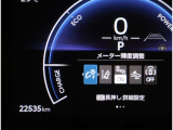 レーンディパーチャーアラートとは車線または走路からの逸脱の可能性を警告すると共に、車線または走路からの逸脱を避けるためのハンドル操作の一部を支援する機能です。詳細は販売店スタッフまでおたずねください。
