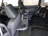 運転席/助手席シート背面にシートバックテーブルが付いています。