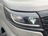 【LEDヘッドライト】悪天候や夜間走行時も良好な視界を確保し安心して運転できる高輝度LEDヘッドライトを装備!点灯速度が早く、消費電力も抑えられています。