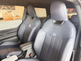 MINIのシートは体を包み込むようなデザインになっているので長時間運転しても疲れにくい設計です。
