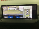 車両周囲を映す全周囲カメラが、駐車や切り返しをしっかりサポート。運転に自信がない方にも心強い装備です。