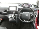 運転席からの視界はこんな感じです☆お気軽にご来店いただき、実際に座って是非お確かめください。ドライバーに寄り添う快適な操作フィールをもたらすステアリングです。