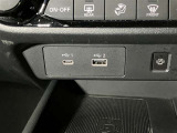 スマートフォンやお手持ちの機器のバッテリー残量が少なくなっても、運転中に充電ができるので安心ですね!