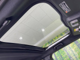 【ガラスルーフ】ガラスルーフ搭載で車内の解放感が一気にアップ!開放的なドライブをお楽しみいただけます。