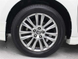 18インチアルミホイール(スーパークロムメタリック塗装)を装着しています。タイヤサイズ235/55R18