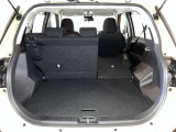 バックドアを上げた状態です。シートを倒せば荷室のスペースが広くなります!用途に合わせて快適な室内を!