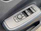 運転席側スイッチでは、各席の窓ガラスの開閉ができます。