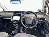 運転席まわりです。 各操作スイッチは使いやすい位置に配置されてます。
