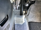 パーキングブレーキはフット式なので運転席と助手席の間はすっきり、移動も楽々です。さっと手が届く位置にATセレクトレバーやエアコンスイッチなどがあり操作性に優れています