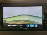 【バックカメラ】運転が苦手な方も車庫入れラクラクです!ギアをリバースに入れれば自動的に切り換わりますので、面倒な操作は不要です♪狭い駐車場もお車を傷つけず安心ですね!