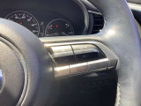 レーダークルーズコントロール付車です。こちらのステアリングスイッチで設定が可能で、車間距離の認識、車速の設定、追従走行等が全車速において可能です。高速走行時等で大変便利です。
