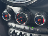 【左右分離型フルオートエアコン】運転席と助手席でそれぞれお好みの温度設定が可能で全席にも適切な空調をお届け致します。